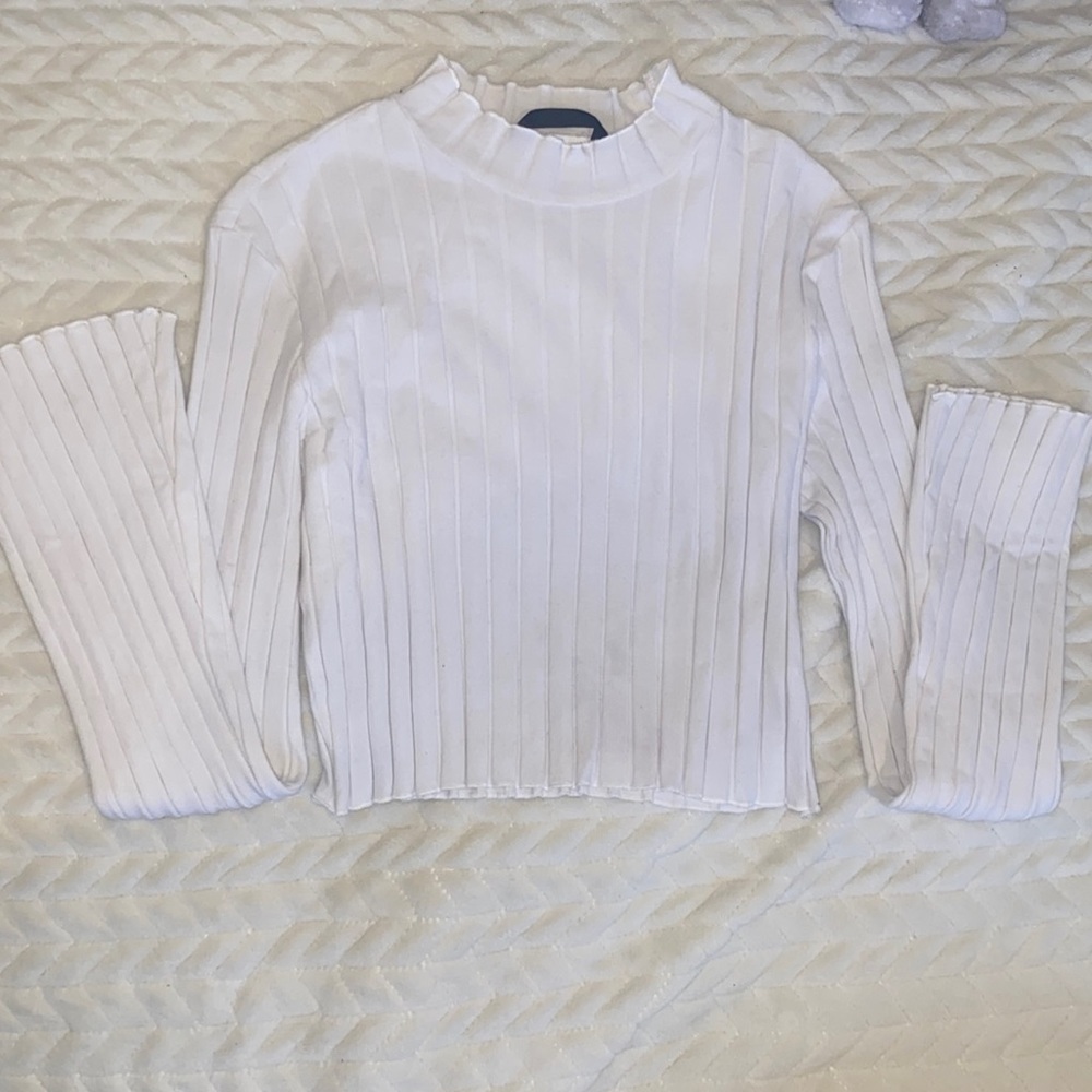 White turtle neck shirt with slightly flared arms